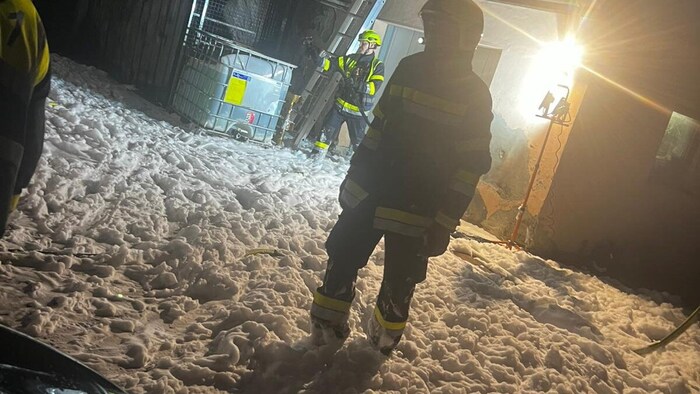 Ein Übergreifen der Flammen auf das angrenzende Wohnhaus konnte verhindert werden.