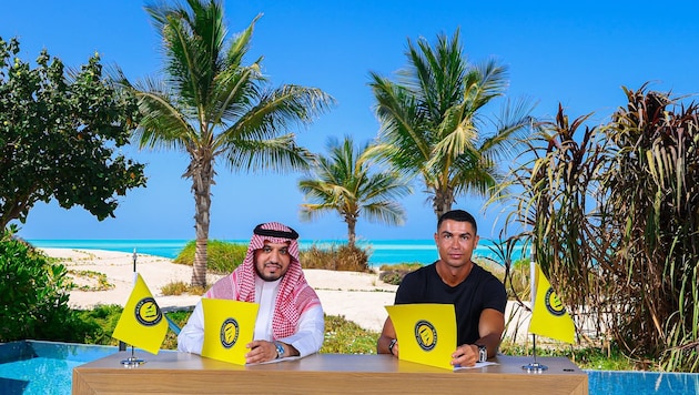 Cristiano Ronaldo (re.) bleibt Al-Nassr treu.