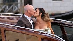 Ein Bussi für den Bräutigam: Jeff Bezos und Lauren Sánchez zeigten auf dem Weg zum Probedinner ...