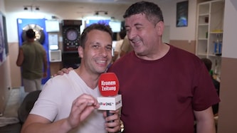 Mensur Suljovic (rechts) im Gespräch