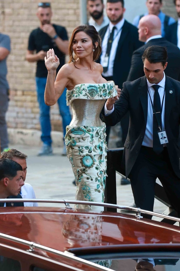Im goldenen Schiaparelli-Kleid trug Sánchez eine Wespentaille zur Schau.