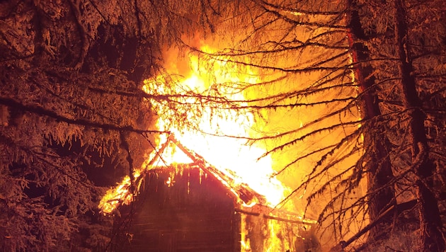 Die Almhütte brannte bis auf die Grundmauern nieder.