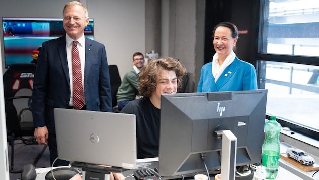 LH Thomas Stelzer und IT:U-Gründungspräsidentin Stefanie Lindstaedt mit Studenten, die vorerst ...
