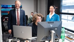LH Thomas Stelzer und IT:U-Gründungspräsidentin Stefanie Lindstaedt mit Studenten, die vorerst ...