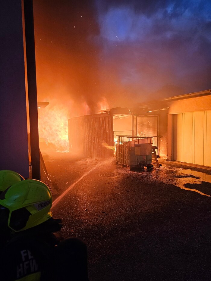 Die Garage stand in Vollbrand.