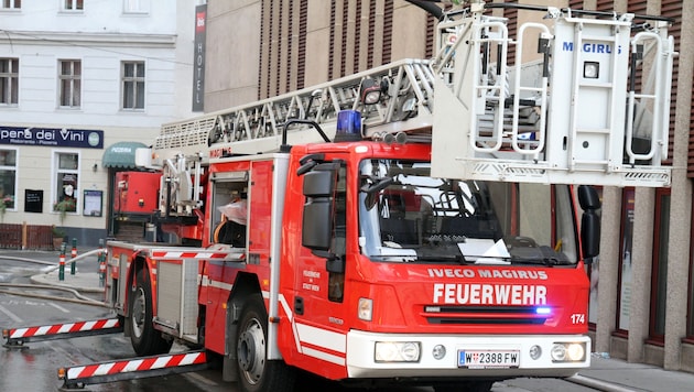 Mit der Drehleiter (Symbolbild) wurden zahlreiche Personen aus dem Gebäude evakuiert.