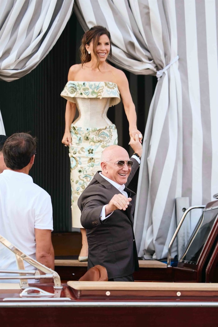 2023 machte Jeff Bezos Lauren Sánchez mit einem 2,3 Millionen Dollar teuren Verlobungsring einen ...