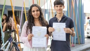 Igor und Canan sind stolz auf ihr Zeugnis und freuen sich auf die Ferien.
