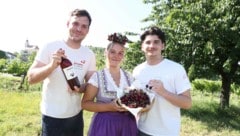 Michael Liegenfeld, die neue Kirschenkönigin Hanna Jenny und Petar Sommer von den Organisatoren ...