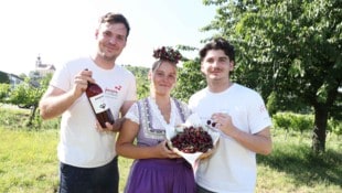 Michael Liegenfeld, die neue Kirschenkönigin Hanna Jenny und Petar Sommer von den Organisatoren ...