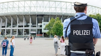 In Berlin steht derzeit ein 15-Jähriger vor Gericht, weil er einem 19-Jährigen geholfen haben ...