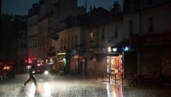 Das Unwetter nach extremer Hitze zu einem heftigen Unwetter – die Polizei bemühte sich um Humor.