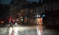 Das Unwetter nach extremer Hitze zu einem heftigen Unwetter – die Polizei bemühte sich um Humor.