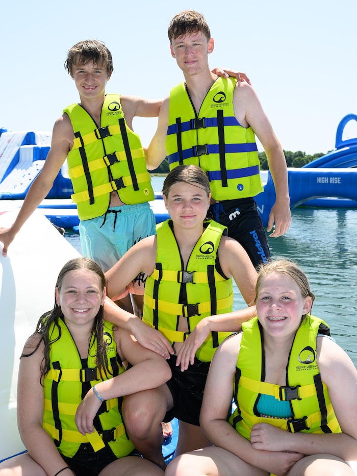 Auch Schüler  der Mittelschule St. Florian „prüften“ den neuen Aquapark auf Herz und Nieren.
