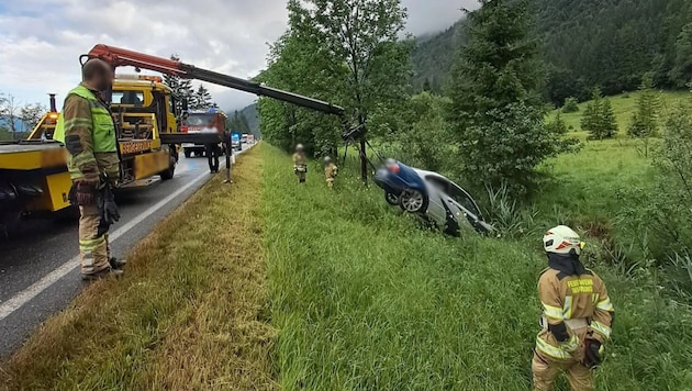 Das Auto des Schwerverletzten wurde vom Abschleppdienst mit Unterstützung der Feuerwehr ...