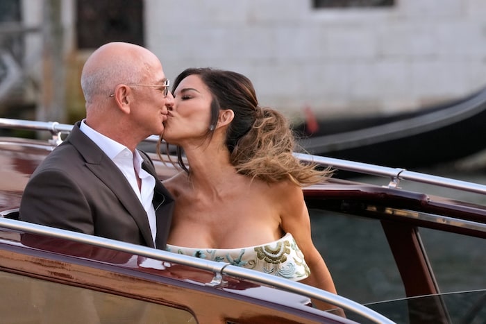 Jeff Bezos soll seine Lauren schon vor der Mega-Party in Venedig reich beschenkt haben.