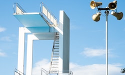 Ein gesperrter Zehn-Meter-Turm, weil er nicht mehr TÜV-konform ist: Ständig neue Auflagen und ...