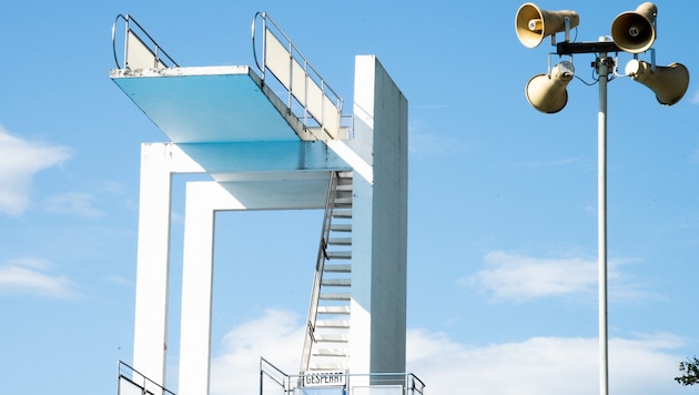 Aktueller Stand am Dienstag: Der Turm bleibt nun doch, nur das Becken wird weggerissen.