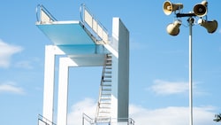 Aktueller Stand am Dienstag: Der Turm bleibt nun doch, nur das Becken wird weggerissen.