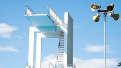 Ein gesperrter Zehn-Meter-Turm, weil er nicht mehr TÜV-konform ist: Ständig neue Auflagen und ...