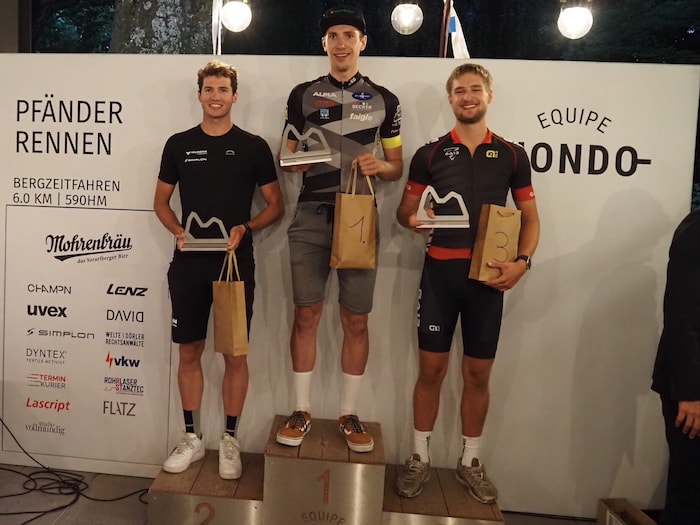 Julius Scherrer (M.) durfte sich beim Pfänderrennen über den Sieg vor Marcel Summer (l.) und ...