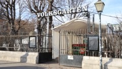 Nach einem Besuch im „Volksgarten“ fuhren die beiden zusammen zum Angeklagten. Dort sei die ...