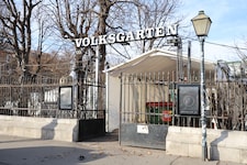 Nach einem Besuch im „Volksgarten“ fuhren die beiden zusammen zum Angeklagten. Dort sei die ...