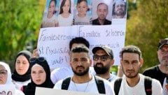 Demonstranten gingen am Donnerstag vor den Reichstagsgebäude auf die Straße, um den Schritt zu ...
