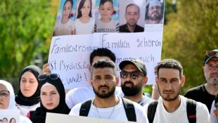 Demonstranten gingen am Donnerstag vor den Reichstagsgebäude auf die Straße, um den Schritt zu ...