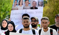 Demonstranten gingen am Donnerstag vor den Reichstagsgebäude auf die Straße, um den Schritt zu ...