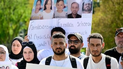 Demonstranten gingen am Donnerstag vor den Reichstagsgebäude auf die Straße, um den Schritt zu ...