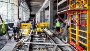 Wie schon in den letzten Sommern macht bei der U4 die nötige Sanierung der Tunneldecken Sperren ...