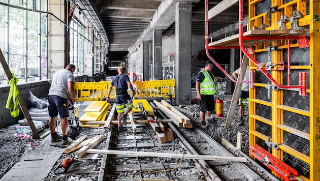 Wie schon in den letzten Sommern macht bei der U4 die nötige Sanierung der Tunneldecken Sperren ...