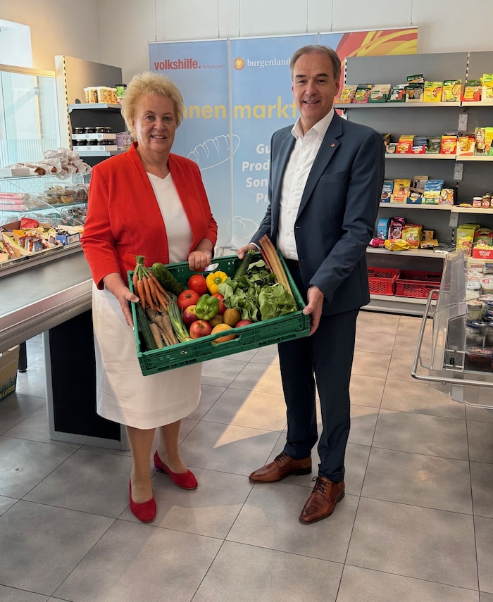Volkshilfe-Präsidentin Dunst und Landesrat Schneemann präsentieren die Obst- und ...