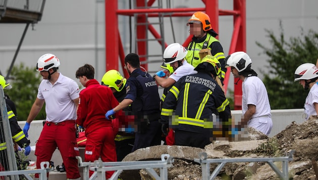 Beide Arbeiter wurden ins Krankenhaus gebracht.