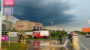 Dunkle Wolken am Himmel: Zur Säuberung der Straßen rückte die Feuerwehr an.