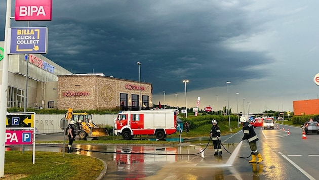 Dunkle Wolken am Himmel: Zur Säuberung der Straßen rückte die Feuerwehr an.