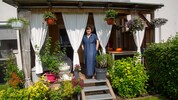 Die überdachte Terrasse ist sowohl Beschattung für die Wohnung, als auch Sichtschutz. Auch Spatz ...