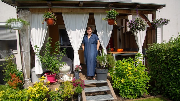 Die überdachte Terrasse ist sowohl Beschattung für die Wohnung, als auch Sichtschutz. Auch Spatz ...