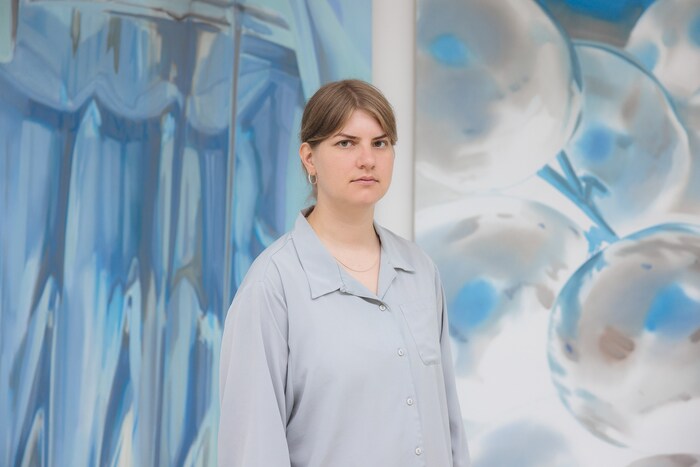 Evelyn Plaschg in der Ausstellung „Viscous City“ in der Halle für Kunst