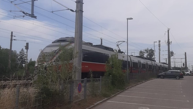 Neun Stunden täglich warten Züge auf einem nachträglich installierten Ausweichgleis am Bahnhof ...