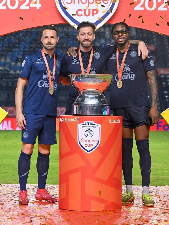 Mit Ex-WAC-Akteur Peter Zulj (Mitte) gewann Renner (li.) die Asean Club Championship.