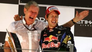 2010 jubelte Sebastian Vettel (re.) mit Helmut Marko in Abu Dhabi über den ersten WM-Titel