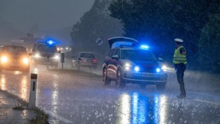 Im strömenden Regen regelte die Polizei den Verkehr.