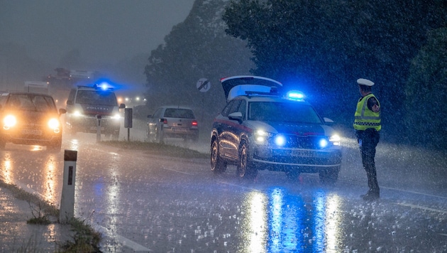 Im strömenden Regen regelte die Polizei den Verkehr.
