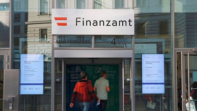 Das Finanzamt können Sie mittels eigenem Formular erreichen.