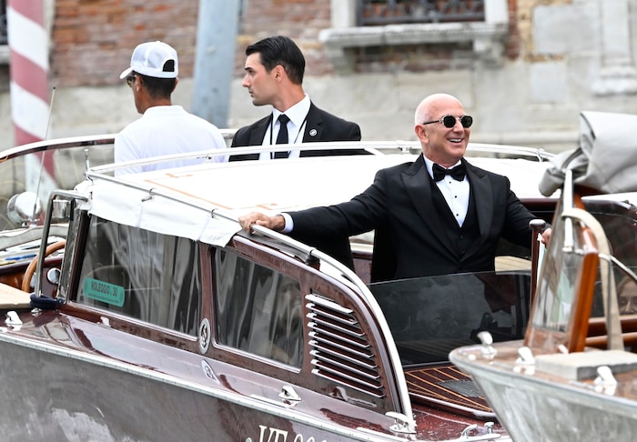 Hier kommt der Bräutigam! Jeff Bezos konnte seine Vorfreude auf die große Hochzeit nicht ...