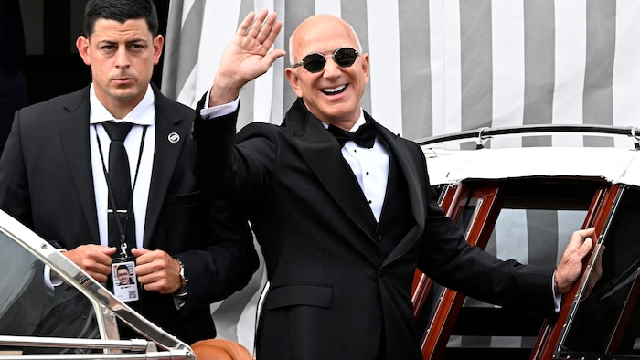 Jeff Bezos strahlte bis über beide Ohren.