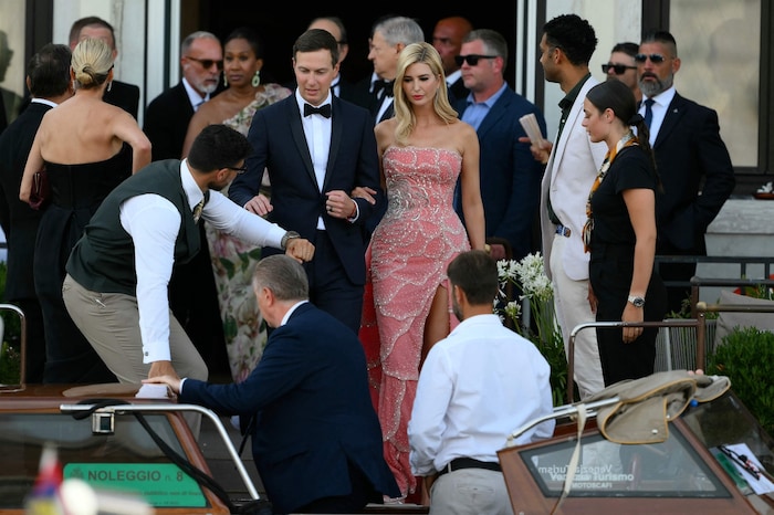Ivanka Trump glitzerte in einer altrosa Robe mit gewagtem Beinschlitz.