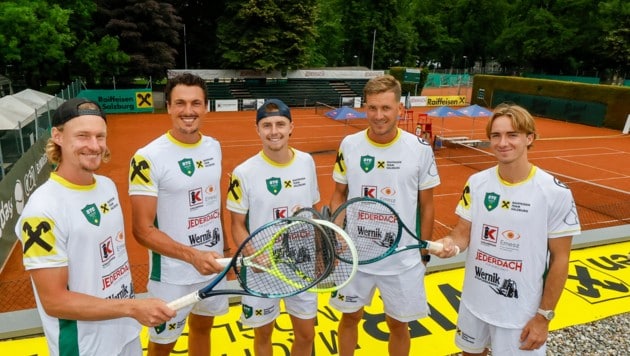 Das Feuer lodert: Bernd Kößler, Dominik Wirlend, Benedikt Emesz, Gabriel Schmidt und Lukas ...